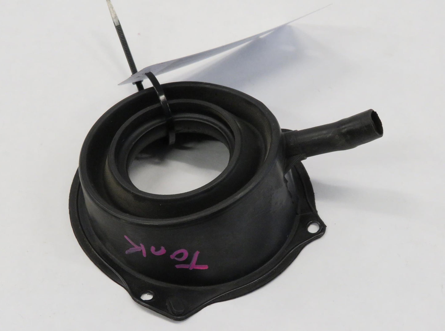 Jaguar X100 XKR XK8 Dichtung Ablauf Tankstutzen Fuel filler gaiter HJE3107AD